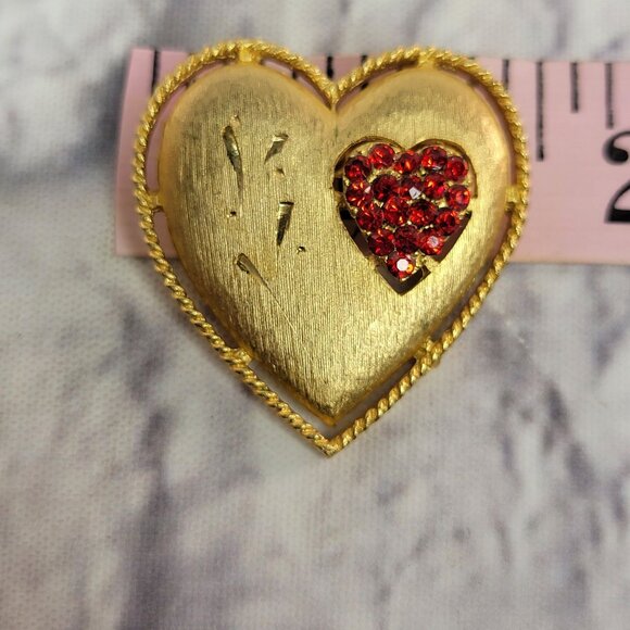 Vintage Signed JJ Double Heart Gold Tone Brooch Pin With Red Crystal Accents - Picture 5 of 5